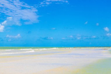 Panorama manzaralı güzel Holbox adası kumsalı ve kumsalı Quintana Roo Mexico 'da turkuvaz su ve mavi gökyüzü.