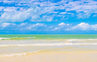 Panorama manzaralı güzel Holbox adası kumsalı ve kumsalı Quintana Roo Mexico 'da turkuvaz su ve mavi gökyüzü.