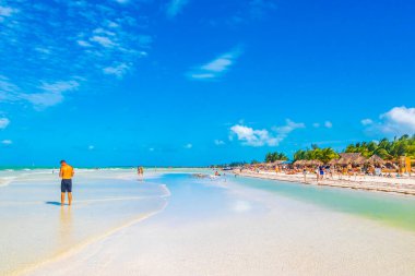 Holbox Meksika 21. Aralık 2021 'de Panorama manzarası güzel Holbox adası kumsalında ve sahilde dalgalar turkuaz su ve mavi gökyüzü Quintana Roo Mexico' da.