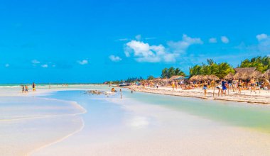 Holbox Meksika 21. Aralık 2021 'de Panorama manzarası güzel Holbox adası kumsalında ve sahilde dalgalar turkuaz su ve mavi gökyüzü Quintana Roo Mexico' da.