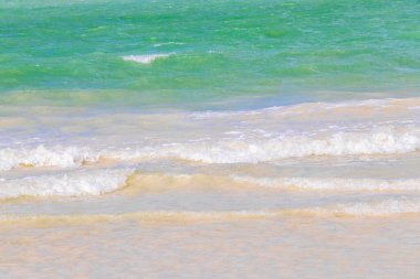 Panorama manzaralı güzel Holbox adası kumsalı ve kumsalı Quintana Roo Mexico 'da turkuvaz su ve mavi gökyüzü.