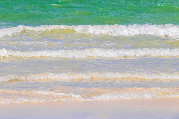 Panorama manzaralı güzel Holbox adası kumsalı ve kumsalı Quintana Roo Mexico 'da turkuvaz su ve mavi gökyüzü.