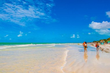 Holbox Meksika 21. Aralık 2021 'de Panorama manzarası güzel Holbox adası kumsalında ve sahilde dalgalar turkuaz su ve mavi gökyüzü Quintana Roo Mexico' da.
