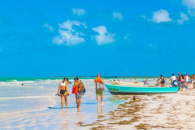 Holbox Meksika 21. Aralık 2021 'de Panorama manzarası güzel Holbox adası kumsalında ve sahilde dalgalar turkuaz su ve mavi gökyüzü Quintana Roo Mexico' da.