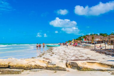 Holbox Meksika 21. Aralık 2021 'de Panorama manzarası güzel Holbox adası kumsalında ve sahilde dalgalar turkuaz su ve mavi gökyüzü Quintana Roo Mexico' da.