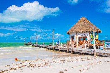 Holbox Meksika 21. Aralık 2021 'de Panorama manzarası güzel Holbox adası kumsalında ve sahilde dalgalar turkuaz su ve mavi gökyüzü Quintana Roo Mexico' da.