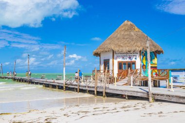 Holbox Meksika 21. Aralık 2021 'de Panorama manzarası güzel Holbox adası kumsalında ve sahilde dalgalar turkuaz su ve mavi gökyüzü Quintana Roo Mexico' da.