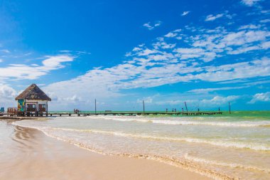 Panorama manzaralı güzel Holbox adası kumsalı ve kumsalı Quintana Roo Mexico 'da turkuvaz su ve mavi gökyüzü.