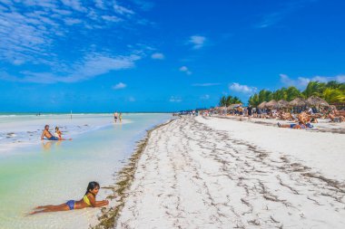 Holbox Meksika 21. Aralık 2021 'de Panorama manzarası güzel Holbox adası kumsalında ve sahilde dalgalar turkuaz su ve mavi gökyüzü Quintana Roo Mexico' da.