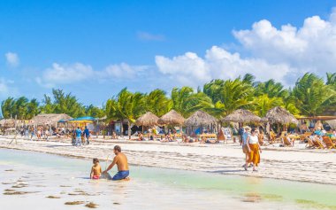 Holbox Meksika 21. Aralık 2021 'de Panorama manzarası güzel Holbox adası kumsalında ve sahilde dalgalar turkuaz su ve mavi gökyüzü Quintana Roo Mexico' da.