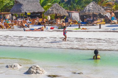 Holbox Meksika 21. Aralık 2021 'de Panorama manzarası güzel Holbox adası kumsalında ve sahilde dalgalar turkuaz su ve mavi gökyüzü Quintana Roo Mexico' da.
