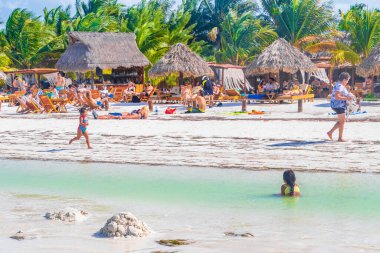 Holbox Meksika 21. Aralık 2021 'de Panorama manzarası güzel Holbox adası kumsalında ve sahilde dalgalar turkuaz su ve mavi gökyüzü Quintana Roo Mexico' da.