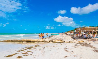 Holbox Meksika 21. Aralık 2021 'de Panorama manzarası güzel Holbox adası kumsalında ve sahilde dalgalar turkuaz su ve mavi gökyüzü Quintana Roo Mexico' da.