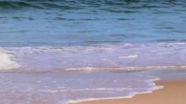 Flamengo sahili mavi deniz manzarası ve dalgalar Guanabara Körfezi Flamengo Rio de Janeiro Brezilya 'da.