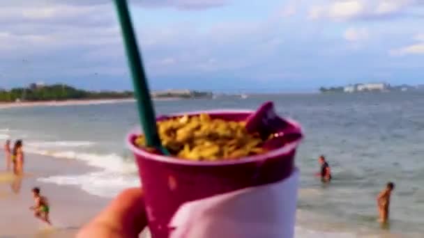 Brazilian Superfood Berry Mug Ice Guanabara Bay Flamengo Beach Rio — стоковое видео