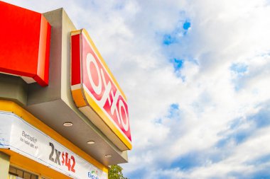 Playa del Carmen Meksika 21. Aralık 2021 Oxxo süpermarketi ve Playa del Carmen Mexico 'da mavi bulutlu gökyüzü logosu.