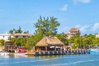 Holbox Meksika 21. Aralık 2021 'de güzel Holbox adasında Holbox Express feribot limanı Muelle de Holbox limanı ve Quintana Roo Mexico' daki turkuaz su manzarası..