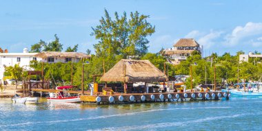 Holbox Meksika 21. Aralık 2021 'de güzel Holbox adasında Holbox Express feribot limanı Muelle de Holbox limanı ve Quintana Roo Mexico' daki turkuaz su manzarası..