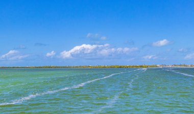 Quintana Roo Mexico 'da köy limanı ve turkuaz suyu olan güzel Holbox adası manzarası.