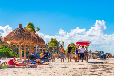Holbox Meksika 22. Aralık 2021 'de Panorama manzarası güzel Holbox adası kumsalında ve sahilde dalgalar turkuaz su ve mavi gökyüzü Quintana Roo Mexico' da.