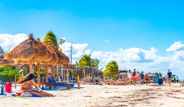 Holbox Mexico 2021年12月金塔纳罗奥州美丽的荷包尔斯岛沙洲和海浪碧水碧空海滩全景 — 图库照片