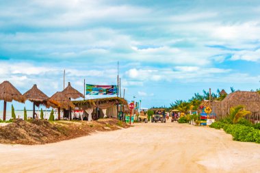 Holbox Meksika 22. Aralık 2021 Sandy caddesi ve rüzgarlı plaj ve kumsal Quintana Roo Mexico 'daki Holbox adasında..