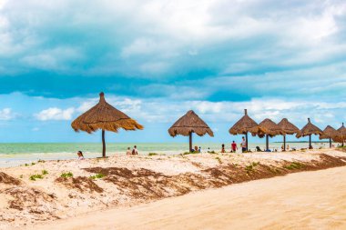 Holbox Meksika 22. Aralık 2021 Sandy caddesi ve rüzgarlı plaj ve kumsal Quintana Roo Mexico 'daki Holbox adasında..