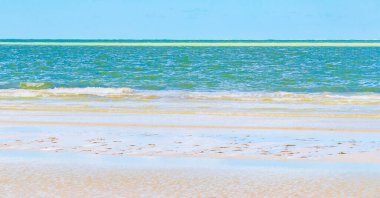 Doğal manzara manzarası güzel Holbox adası kumsalı ve kumsalı Quintana Roo Mexico 'da turkuvaz su ve mavi gökyüzü.