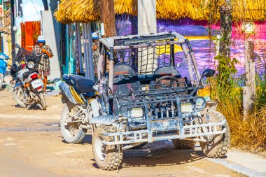 Holbox Meksika 22. Aralık 2021 'de Holbox Adası Meksika' da çamurlu bir sokakta golf arabaları bulundu..