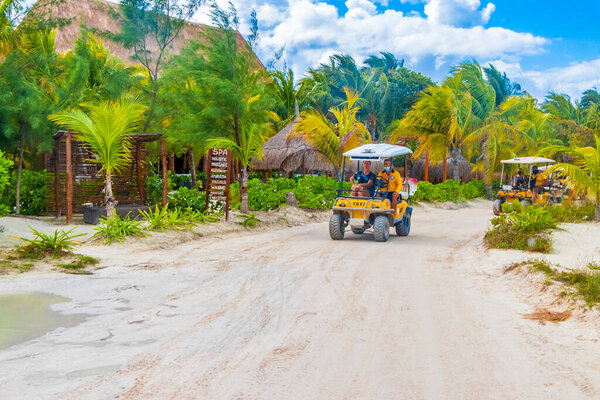 Holbox Мексика 22. Декабрь 2021 Автомобили такси Гольф-карт проезжает по пляжу и песчаному берегу на острове Холбокс в Мексике.