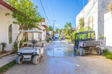 Holbox Meksika 21. Aralık 2021 'de Holbox Adası Meksika' da çamurlu bir sokakta golf arabaları bulundu..