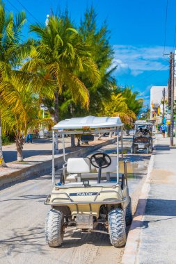 Holbox Meksika 21. Aralık 2021 'de Holbox Adası Meksika' da çamurlu bir sokakta golf arabaları bulundu..