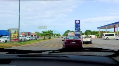 Playa del Carmen Meksika 21. Aralık 2021 Playa del Carmen Quintana Roo Meksika 'nın tropikal doğası ve ormanlarında otoyolda giderken.