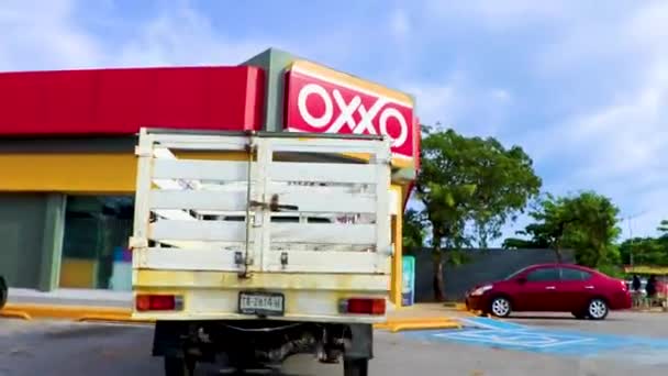 プラヤ カルメンメキシコ21 2021年12月プラヤデルカーメンの青い曇り空とOxxoスーパーマーケットとロゴメキシコ — ストック動画