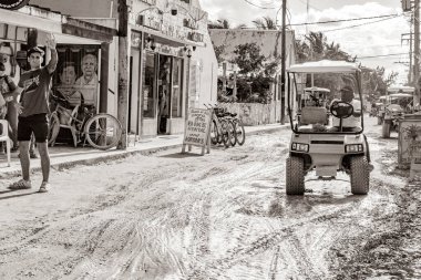Holbox Meksika 22. Aralık 2021 Holbox Adası 'ndaki Meksika köyünde çamurlu bir sokakta golf arabasının siyah beyaz resmi..
