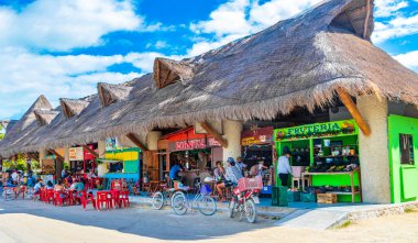 Holbox Meksika 22. Aralık 2021 'de güzel Holbox adasında Quintana Roo Mexico' da restoran mağazası araçları ve çamurlu bir köy..