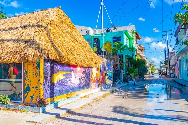 Holbox Meksika 22. Aralık 2021 'de güzel Holbox adasında Quintana Roo Mexico' da restoran mağazası araçları ve çamurlu bir köy..