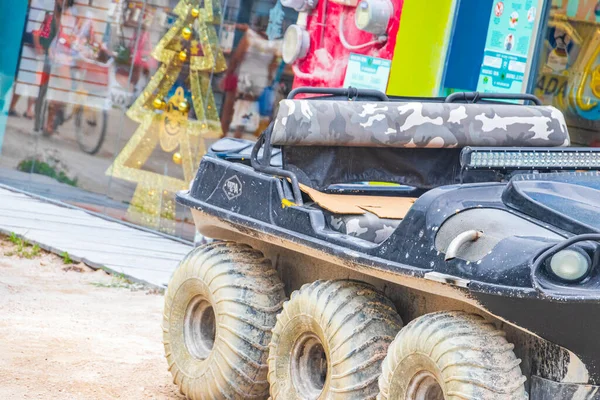 멕시코의 홀박스 2021 멕시코 마을의 진흙투성이 거리에서 바퀴가 — 스톡 사진