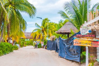 Holbox Meksika 22. Aralık 2021 Sandy çamurlu yol yürüyüşü yolu ve tropikal doğa manzaralı Quintana Roo Mexico 'daki güzel Holbox adasında.