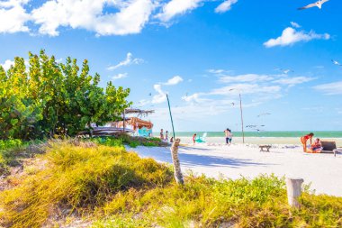 Holbox Meksika 22. Aralık 2021 'de Panorama manzara manzarası güzel Holbox adası kumsalı ve plajı Palapa kulübeleri ve güneş pansiyonları ve Quintana Roo Mexico' da mavi gökyüzü.