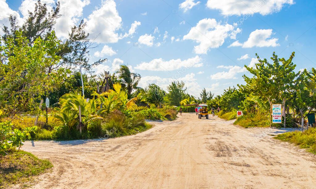 Holbox México 22. Diciembre 2021 Camino fangoso y arenoso sendero y