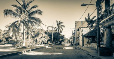 Holbox Meksika 22. Aralık 2021 'de güzel Holbox adasındaki renkli köyün Quintana Roo Mexico' daki restoran araçları ve çamurlu insanları.