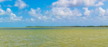 Feribottan manzaraya güzel Chiquila doğasına mavi bulutlu gökyüzü ve Quintana Roo Mexico 'daki turkuaz yeşil su ile.