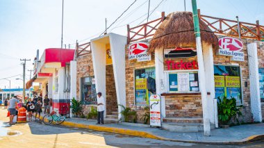 Meksikalı Chiquil 21. Aralık 2021 'de Puerto de Chiquil' deki güzel Panorama manzara feribot limanı Puerto de Chiquila 2022 ve Quintana Roo Mexico 'daki turkuaz su..