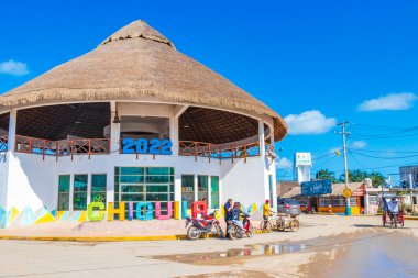 Meksikalı Chiquil 21. Aralık 2021 'de Puerto de Chiquil' deki güzel Panorama manzara feribot limanı Puerto de Chiquila 2022 ve Quintana Roo Mexico 'daki turkuaz su..