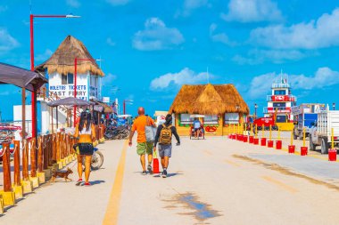 Meksikalı Chiquil 21. Aralık 2021 Panorama manzara güzel Porto de Chiquila 'da feribot limanı Puerto de Chiquil 2022 limanı ve Quintana Roo Mexico' da turkuaz su..