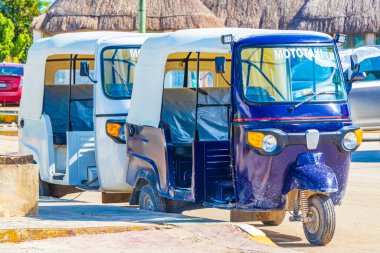 Quintana Roo Mexico 'daki Puerto de Chiquil limanındaki güzel Chiquila köyünde mavi ve beyaz çekçek tuk..