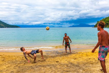 Ilha Grande Brezilya 23 numara. Kasım 2020 Erkek futbolcular Angra dos Reis Rio de Janeiro Brezilya 'daki büyük tropikal ada Ilha Grande Praia de Palmas plajında.
