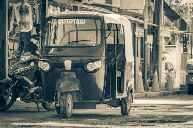 Meksika, Chiquila 21. Aralık 2021 Quintana Roo Mexico 'daki Puerto de Chiquila limanındaki Oto Rickshaw Tuk Tuk' un siyah beyaz resmi..