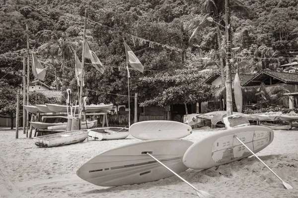 Foto Bianco Nero Tavole Surf Colorate Con Bandiera Brasiliana Presso — Foto Stock